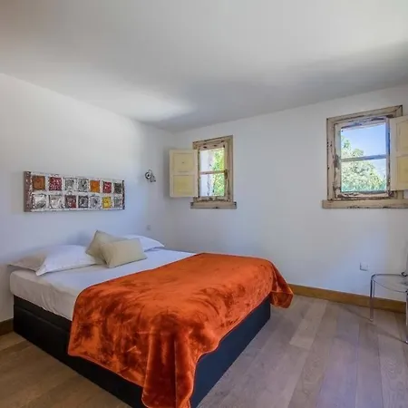 Villa De 7 Chambres Avec Piscine Privee Jacuzzi Et Jardin Clos A Porto Vecchio A 6 Km De La Plage Villa Porto-Vecchio (Corsica)